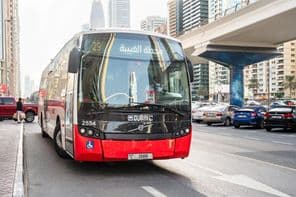 Автобус Volvo едет в Дубае.