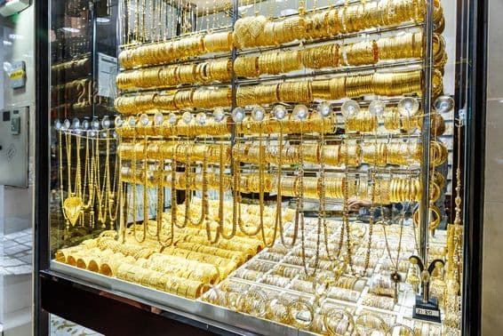 Витрина ювелирного магазина на Золотом рынке
