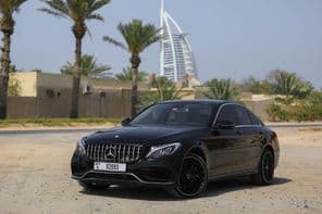 Mercedes Benz C300 припаркован на улице в Дубае.