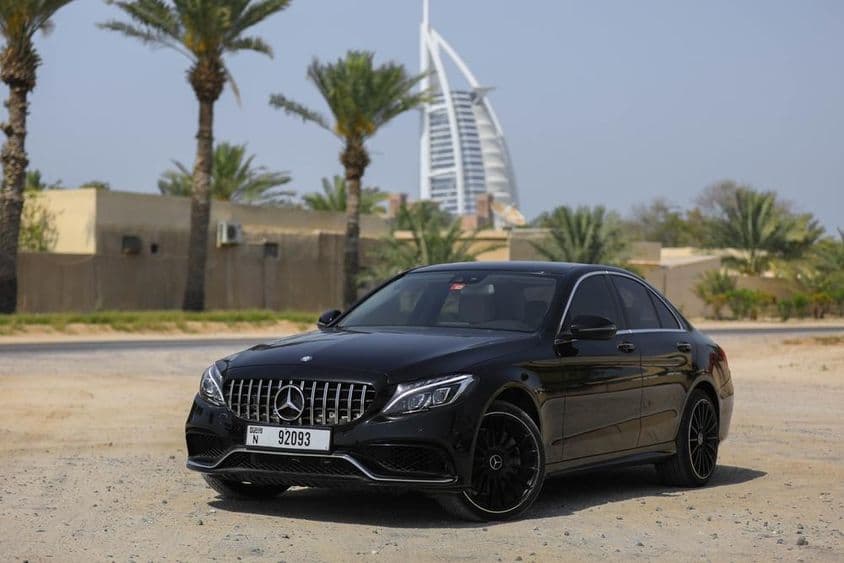 Mercedes Benz C300 припаркован на улице в Дубае.