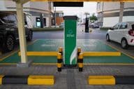 Умные станции зарядки автомобилей на парковке в Дубае.