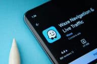 Приложение Waze отображается на экране смартфона.