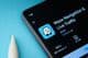 Приложение Waze отображается на экране смартфона.
