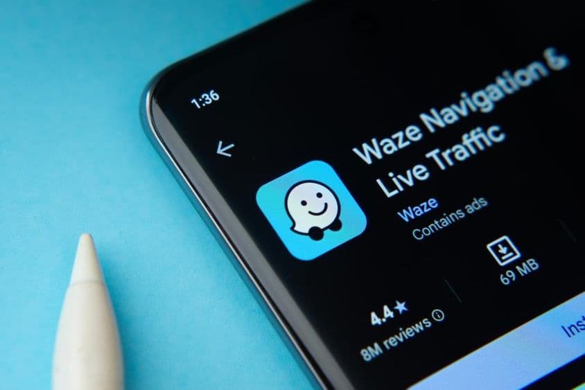 Приложение Waze отображается на экране смартфона.