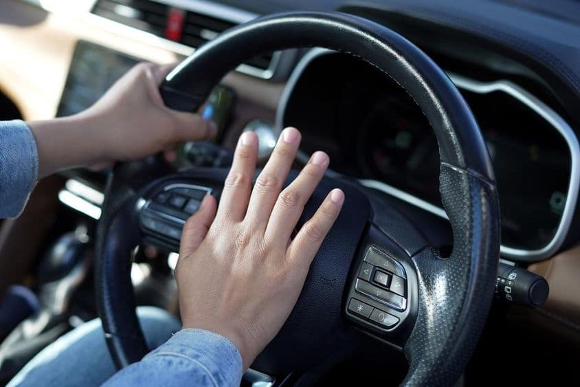 Внезапный шум автомобильного клаксона
