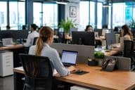 Атмосфера современного офисного рабочего пространства