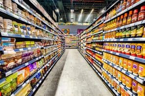 Дубай, Объединенные Арабские Эмираты, продукты, выставленные в проходах супермаркетов