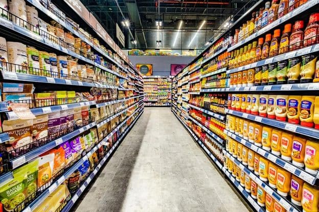 Дубай, Объединенные Арабские Эмираты, продукты, выставленные в проходах супермаркетов