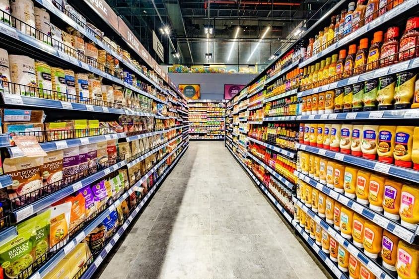 Дубай, Объединенные Арабские Эмираты, продукты, выставленные в проходах супермаркетов