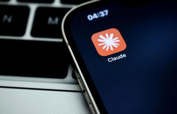 Значок приложения Claude на iPhone.