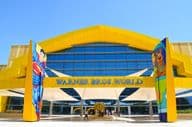 Главный вход в крытый парк аттракционов Warner Bros World в Абу-Даби