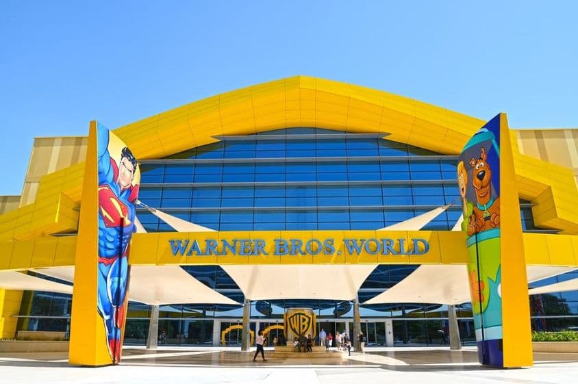Главный вход в крытый парк аттракционов Warner Bros World в Абу-Даби
